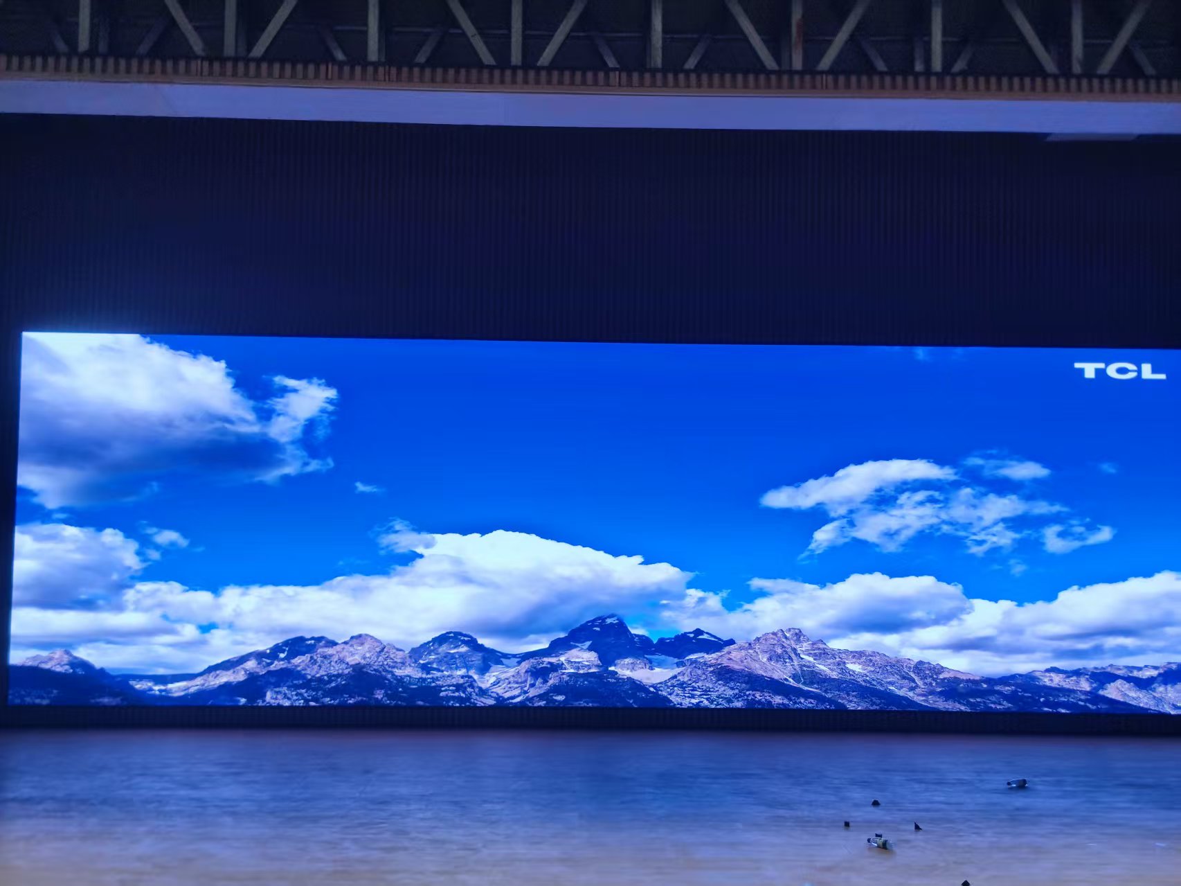 乐山湖滨中学会堂 1.53 超高清 LED 显示屏节造系统项目