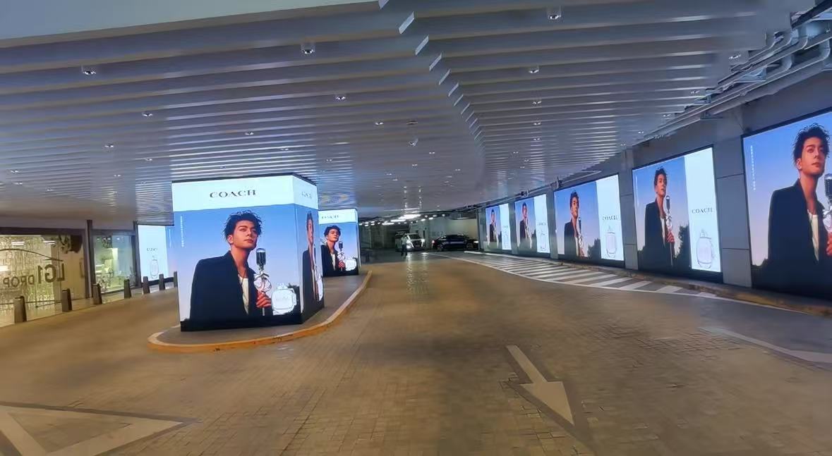 上海兴业太古汇地下车库 11 屏联动 P1.86 LED 显示节造系统项目