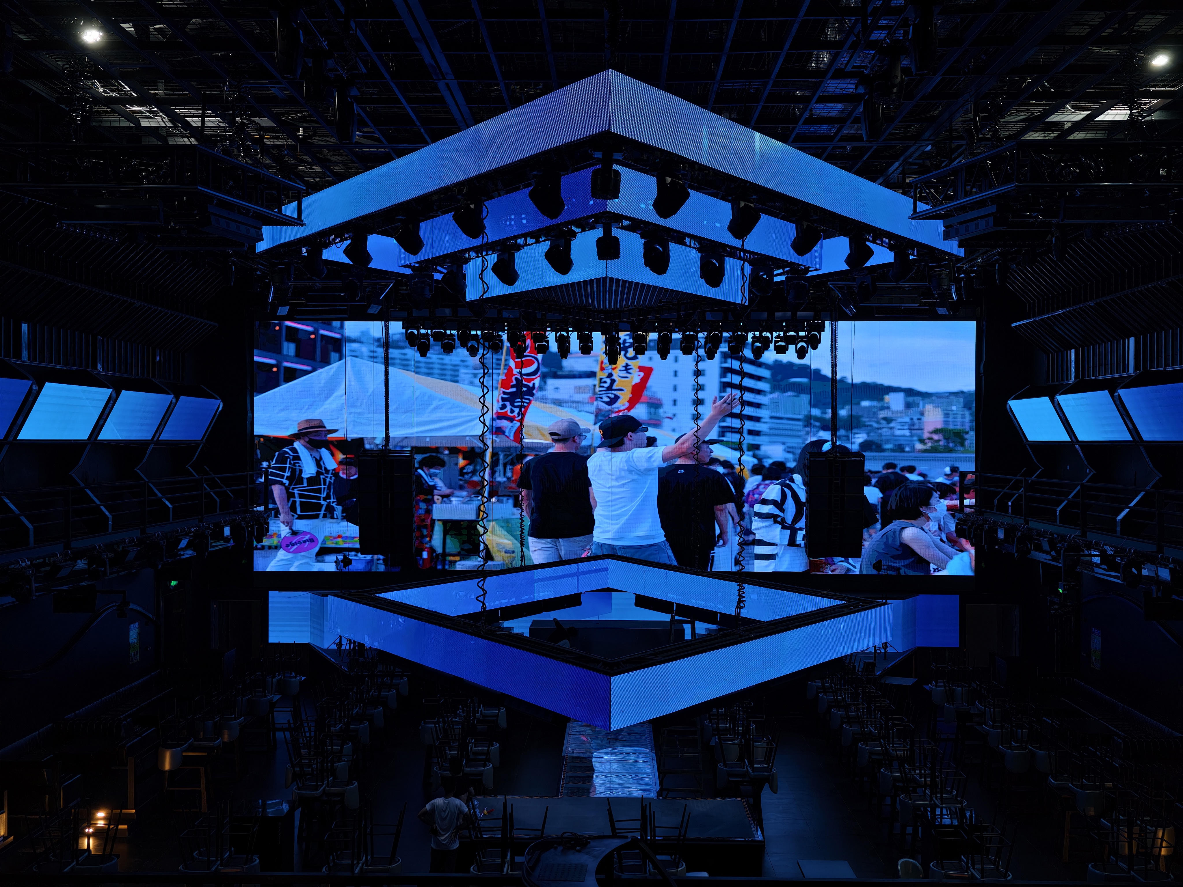 拉萨 FC LIVESHOW 酒吧起落通明屏 + 大屏 + 氛围屏多屏联动 LED 显示系统项目