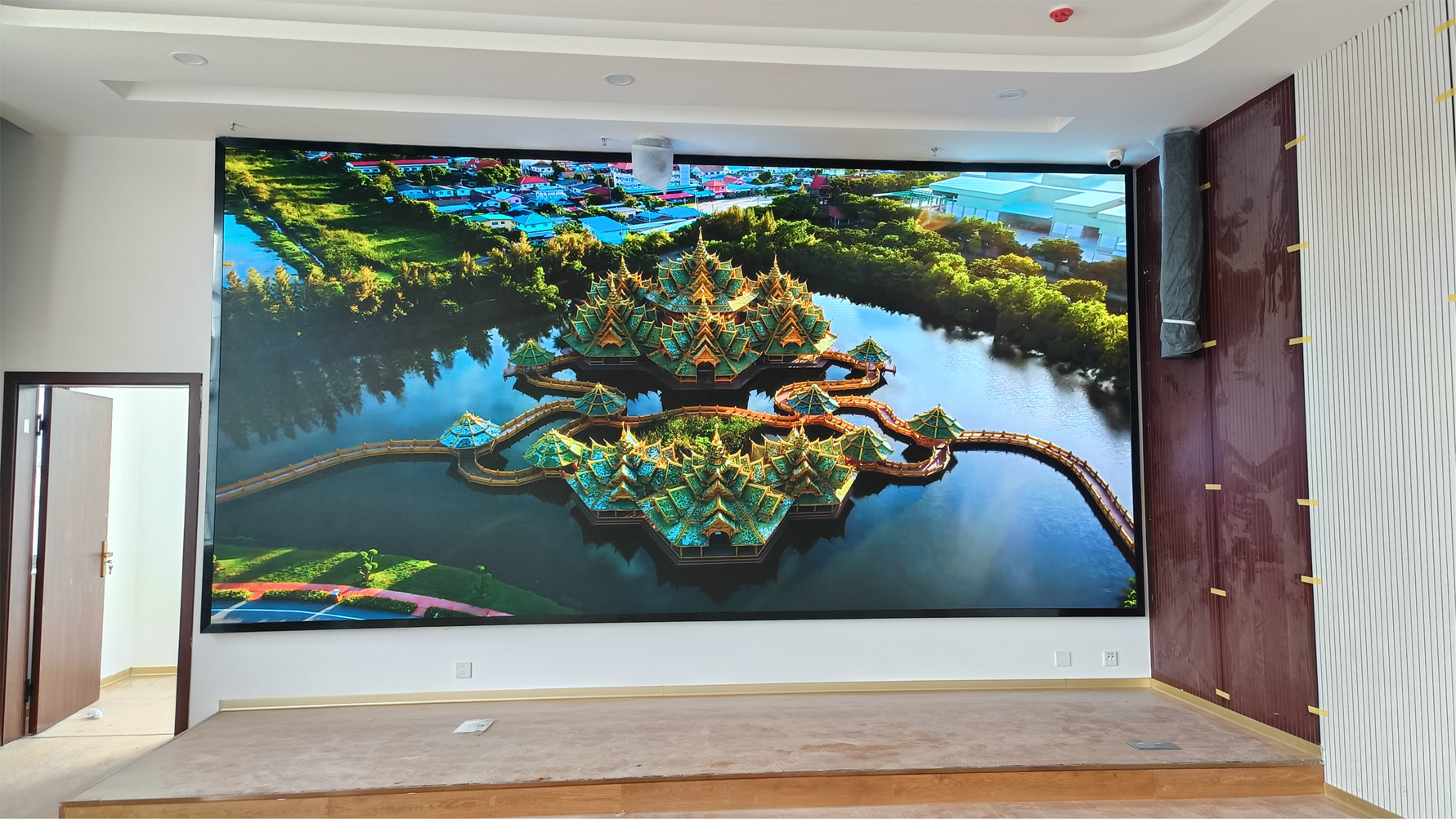 云南香格里拉某学堂唬；；；；；嵋槭 P1.53 多画面 LED 显示屏节造系统项目