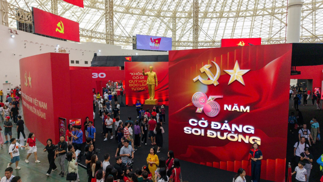 太阳集团tyc86点亮越南国庆盛典，，，，，，总面积4000㎡多块大屏闪灼成就展会！