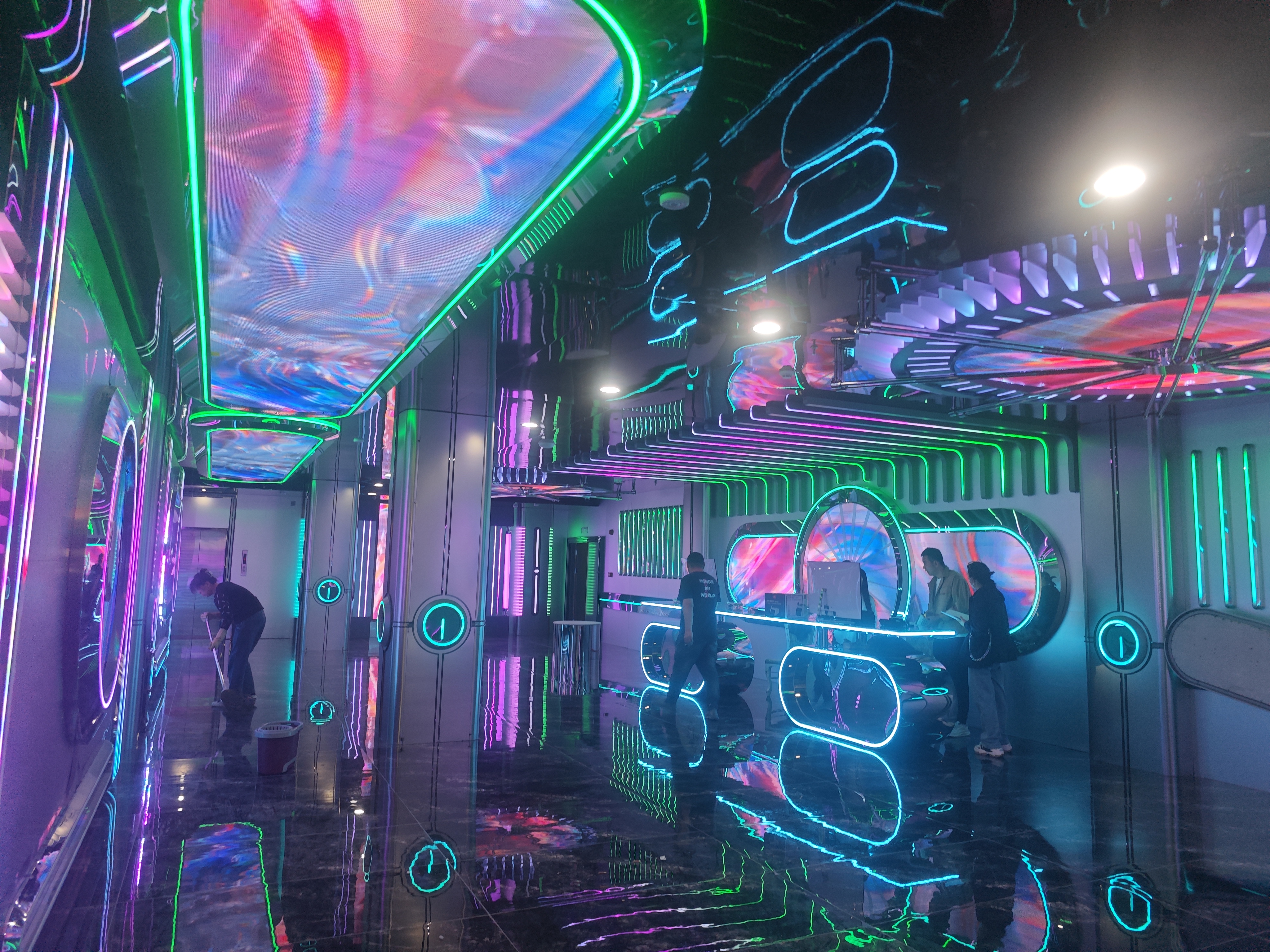 内蒙古巴彦淖尔市 818KTV P2.5/P3 多屏 LED 显示系统项目