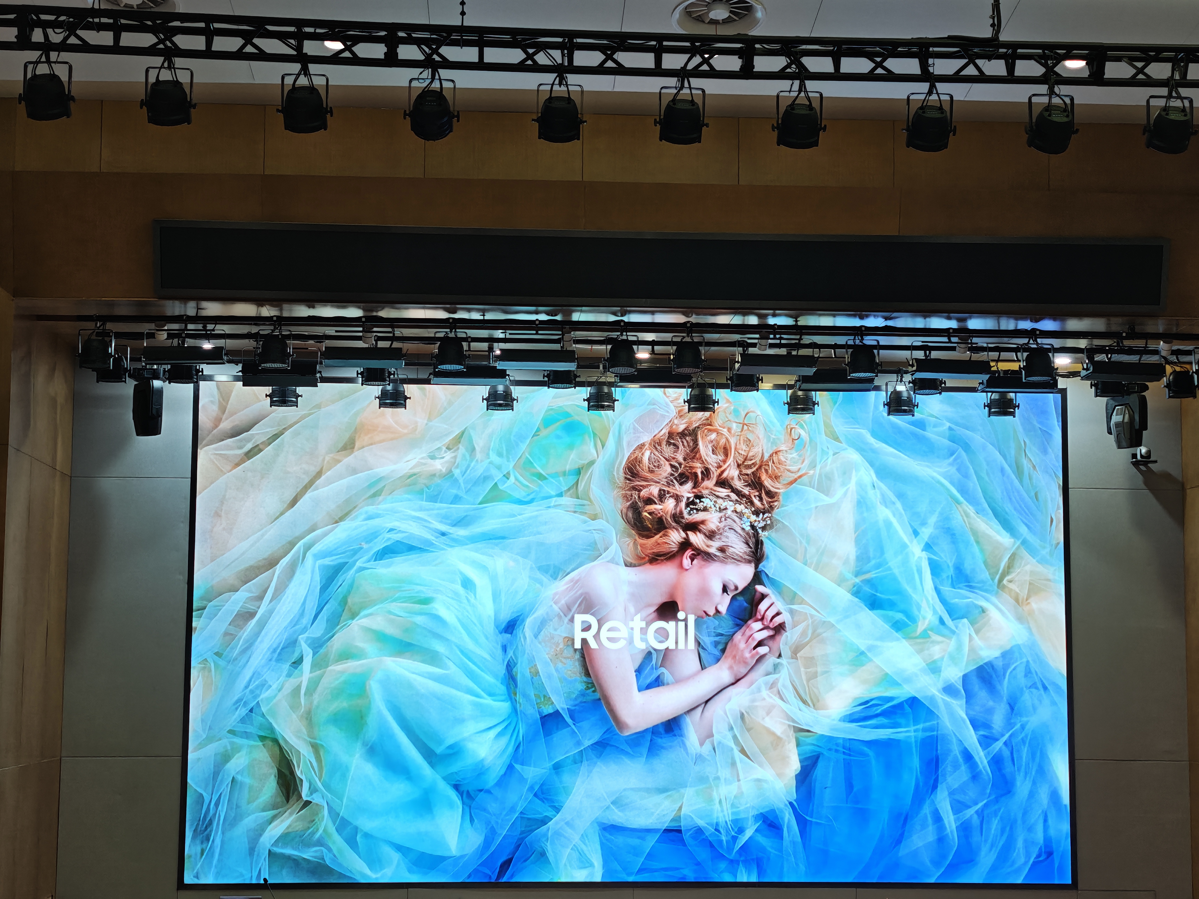 信阳大学从属第一医院会议室 P1.25 超高清 LED 显示屏节造系统项目