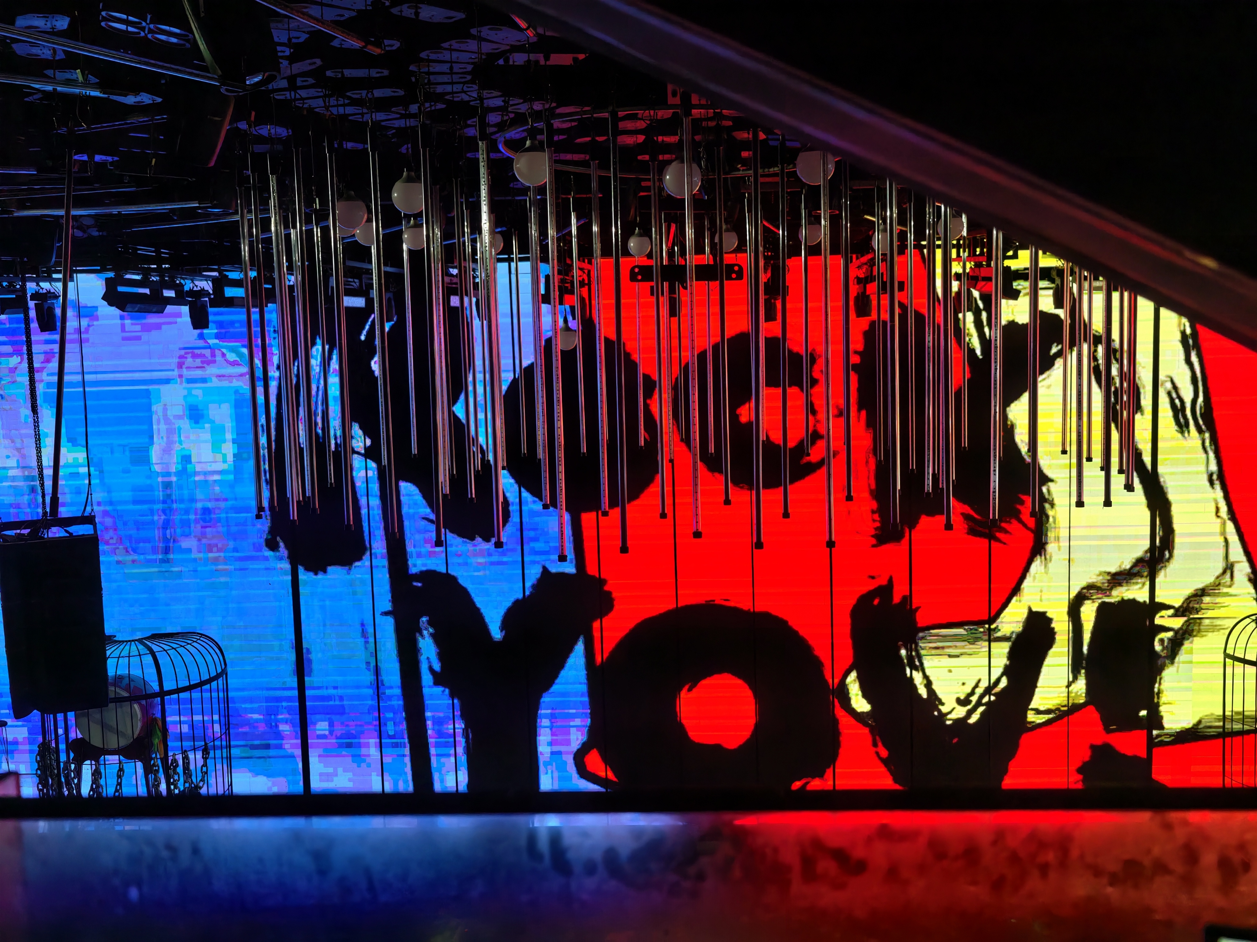 昭通够敷酒吧大厅大屏 + 氛围字幕屏创意显示系统项目