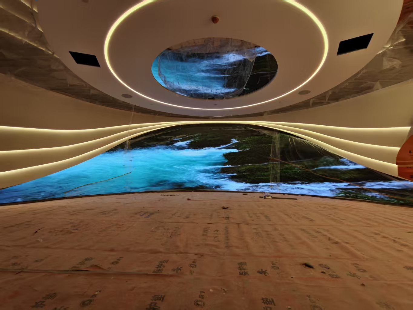 黄冈桐乡农商银行 P1.53 竖屏 LED 显示系统