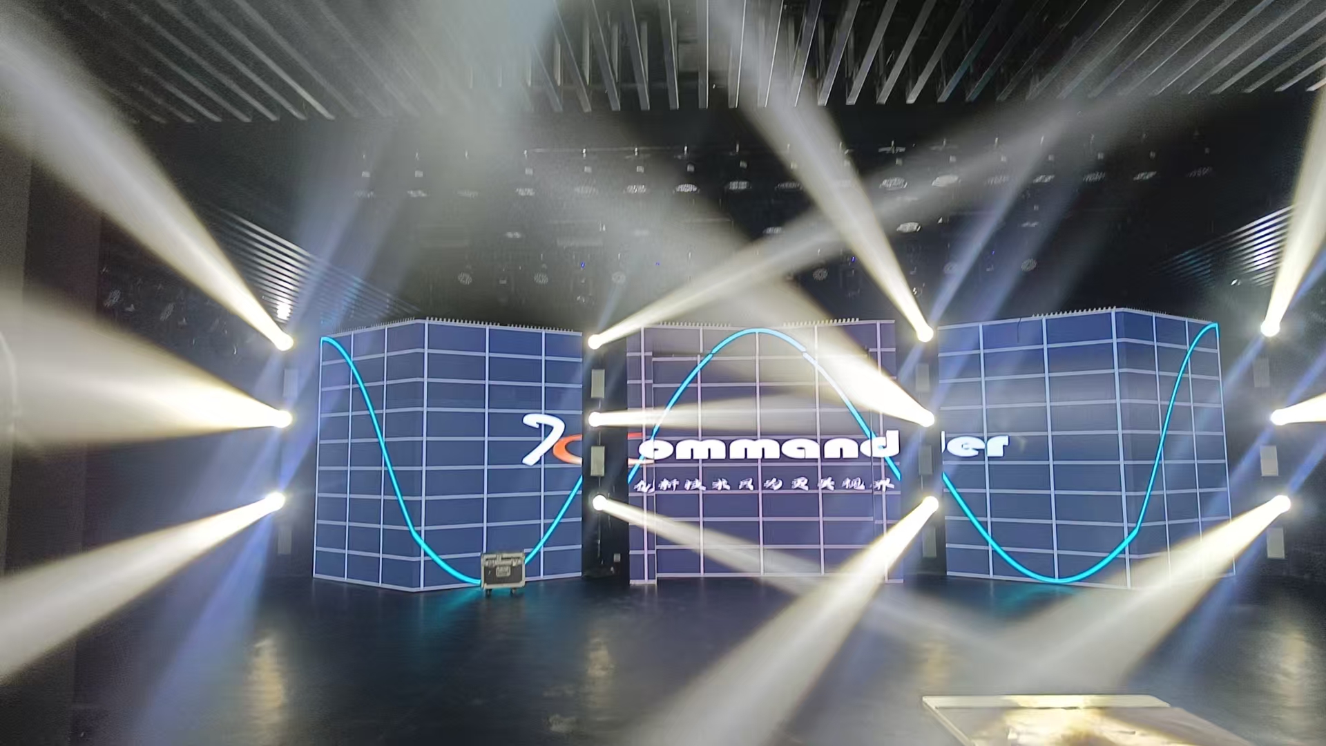 山西呼和浩特门框造型 V 式 LED 显示屏节造系统项目