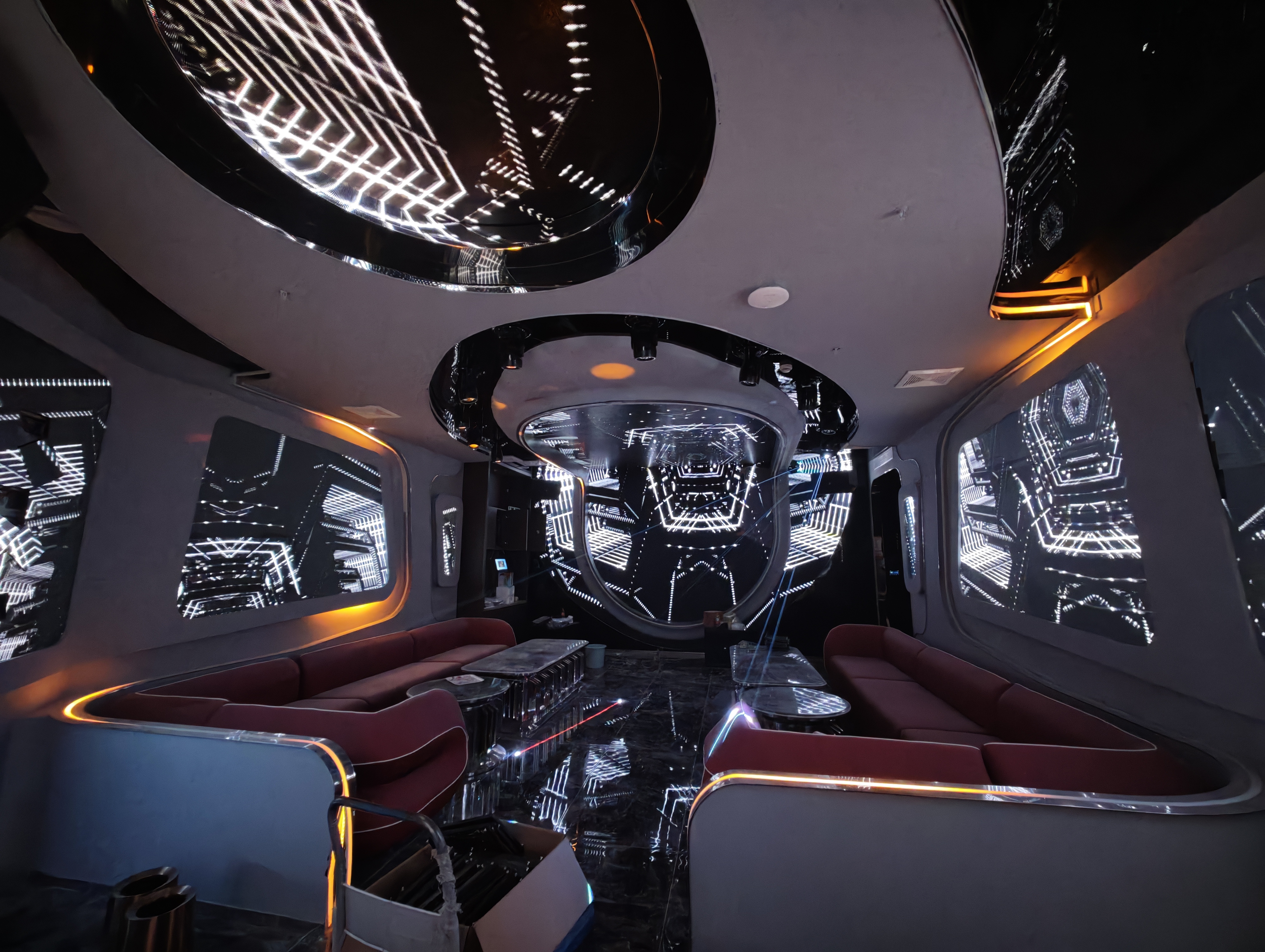 慈溪海航 PARTY?K 多屏声光联动 LED 显示屏节造系统项目